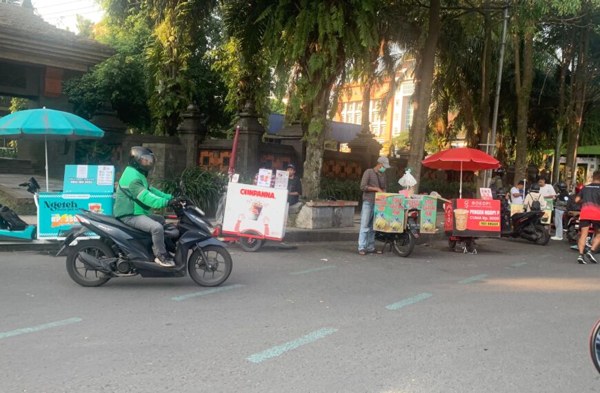 Di Antara Trotoar dan Perut yang Harus Terisi