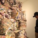 Dari Koran Bekas ke Galeri, Cerita Dalbo Mengubah Sampah Kertas Jadi Pesta Babi Versi Bali
